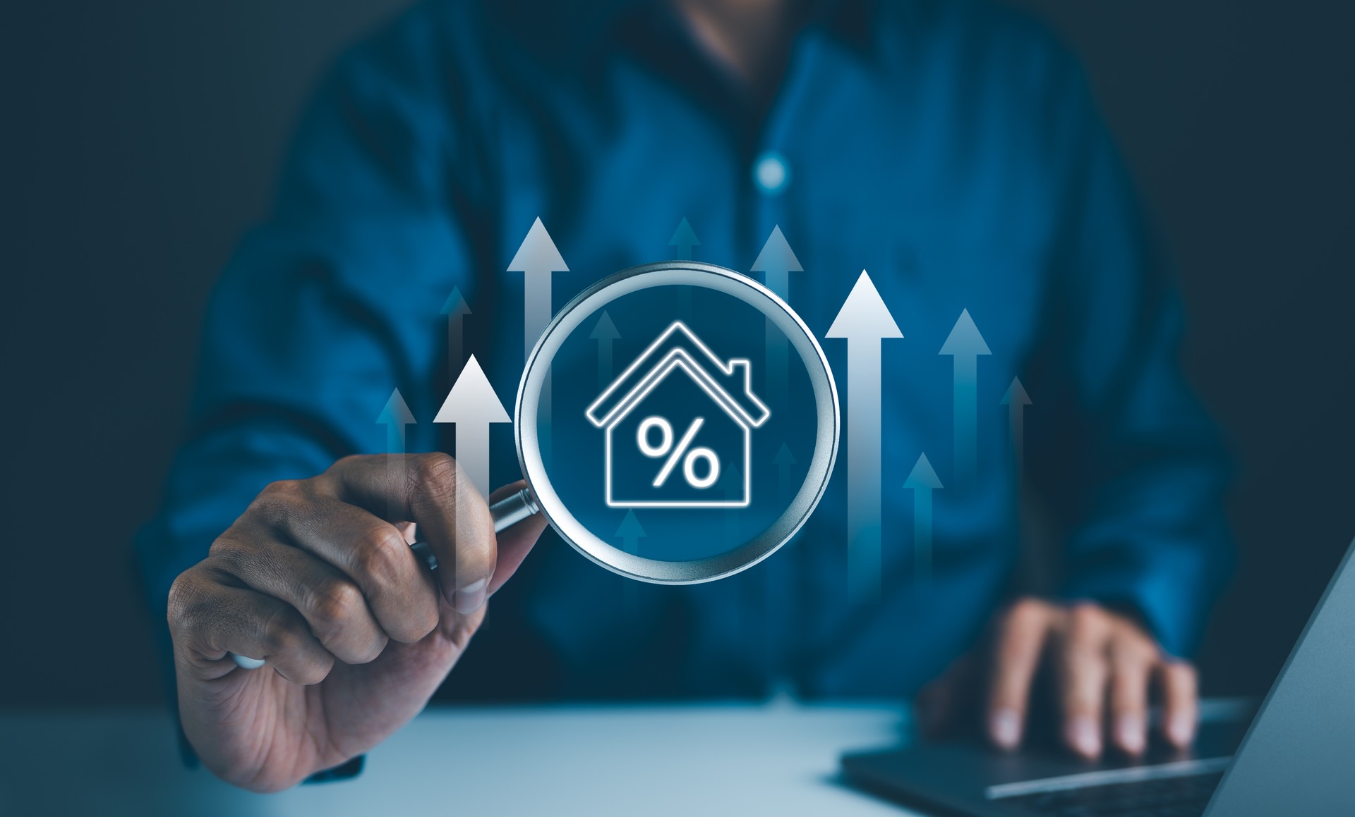 Immobilien-Investmentkonzept. Ein Geschäftsmann, der eine Lupe verwendet, um ein Haussymbol mit einem Prozentzeichen zu untersuchen, das die Analyse von Immobilieninvestitionen und Markttrends darstellt.